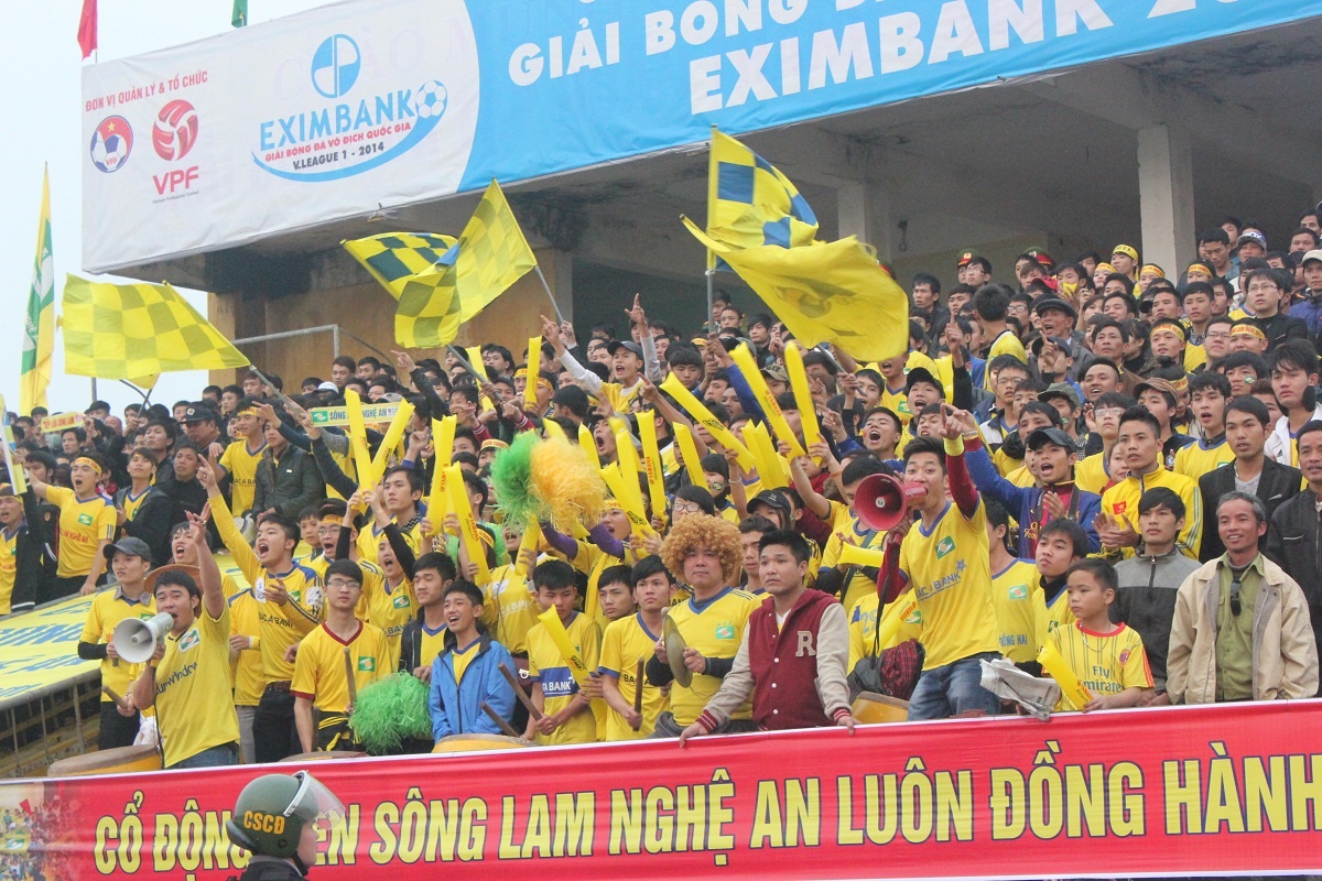 Hinh anh CDV cuong nhiet trong chien thang 6 sao cua SLNA hinh anh