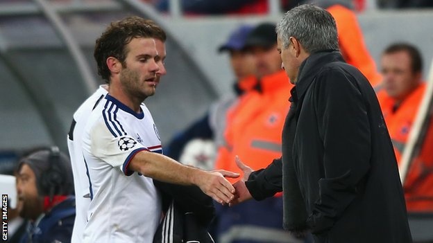 Mourinho tiec nuoi khi de Mata ra di hinh anh