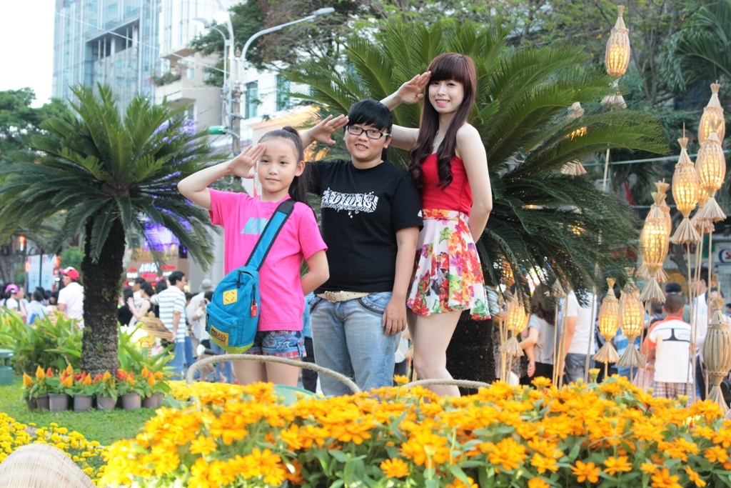 Chau Tuyet Van nhi nhanh don Tet cung 2 em gai hinh anh