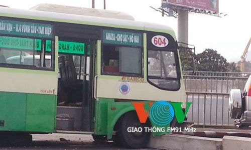 Xe buyt gay truc dam vang dai phan cach tren cau Sai Gon hinh anh