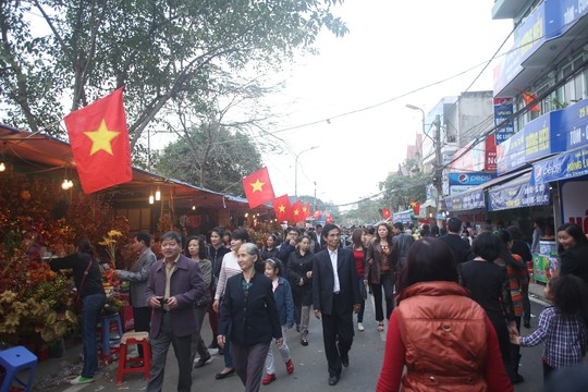 Chen nhau vao Phu Tay Ho cau tai loc hinh anh