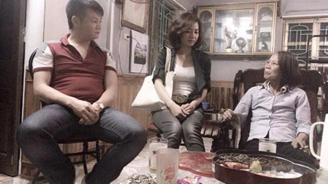 Van Quyen chon ngay len xe hoa hinh anh