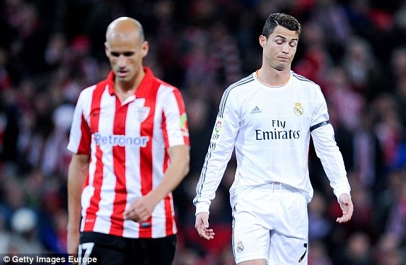 Ronaldo nhan the do, Real lo co hoi vuot mat Barca hinh anh