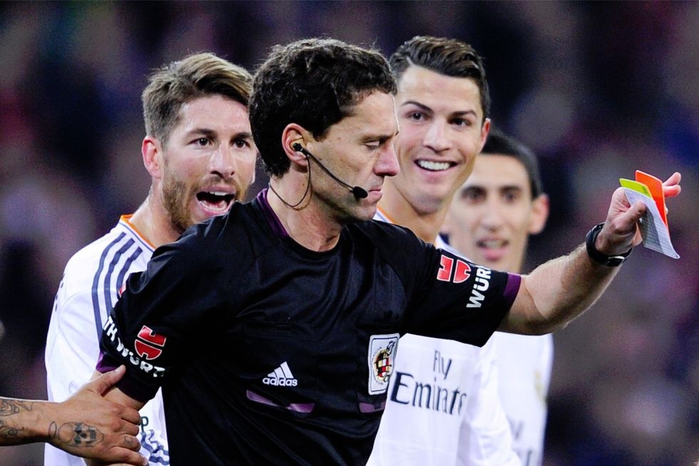 Duoi Ronaldo, trong tai nhan an phat nang hinh anh