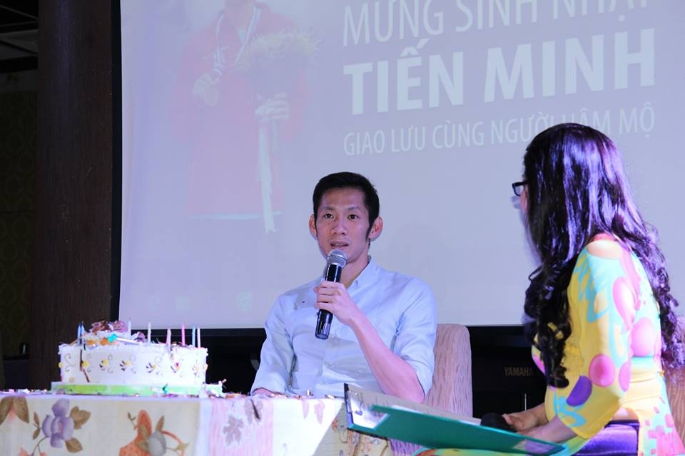 Nguyen Tien Minh cam dong khi duoc fan to chuc sinh nhat hinh anh