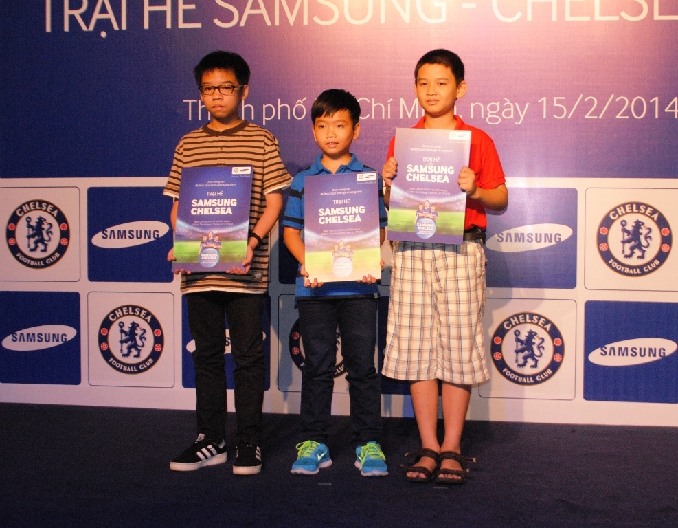 Tre em Viet Nam co co hoi gap Torres, Hazard va Terry hinh anh