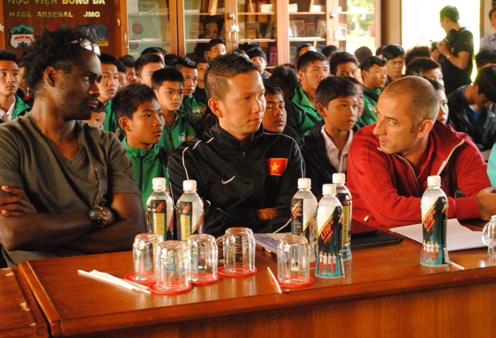 Hoc vien HAGL-Arsenal JMG co them HLV hinh anh