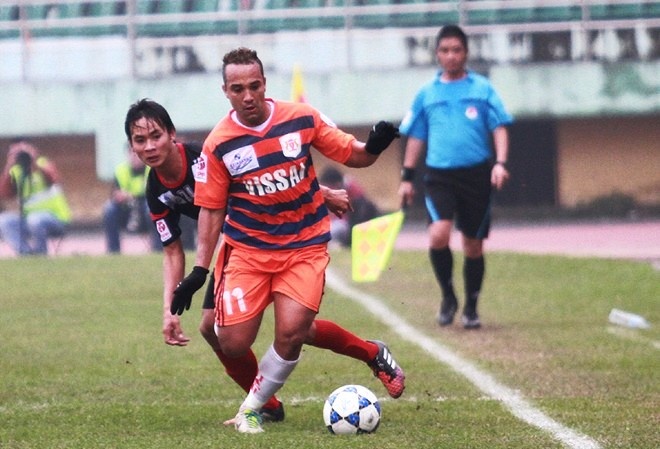 Cau thu dap ran xuong suon doi thu bi cam thi dau 5 tran hinh anh