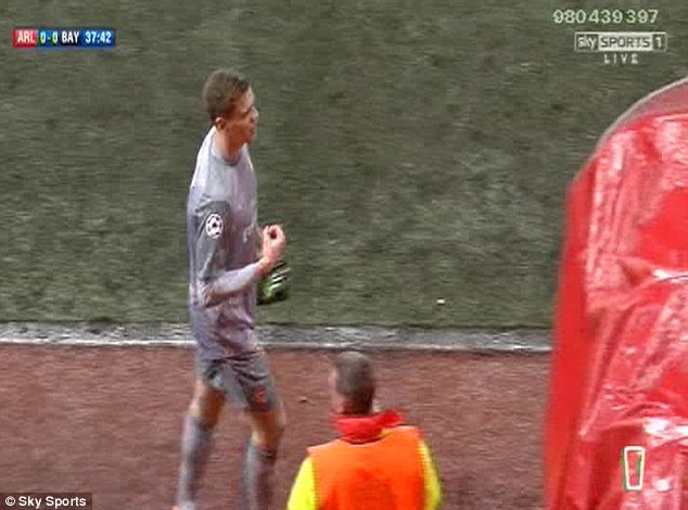 Szczesny co the bi phat nang vi che nhao trong tai hinh anh