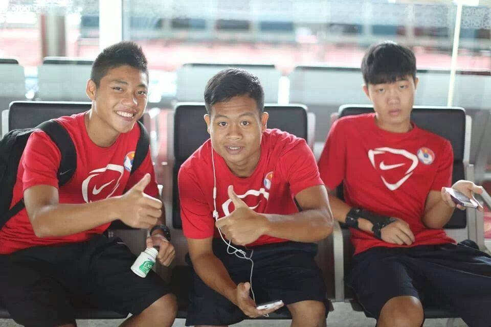 Ksor Uc bat be cho cac cau thu U19 Viet Nam hat hinh anh