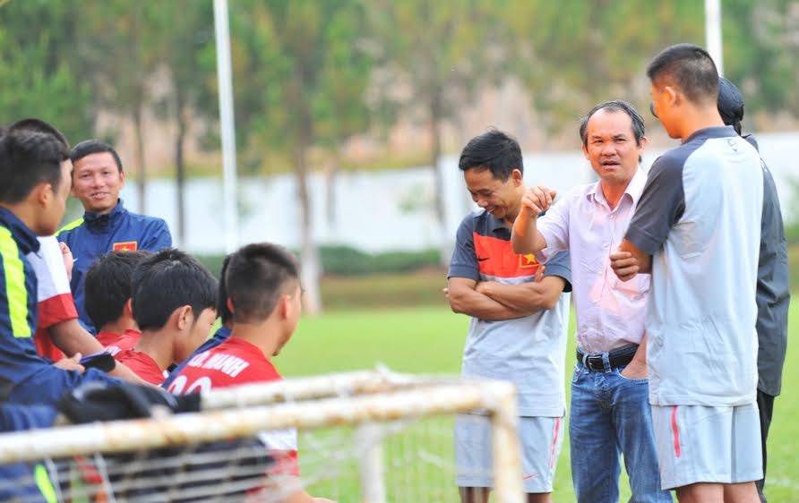 Bau Duc cho moi cau thu 20 USD tieu vat hang ngay hinh anh