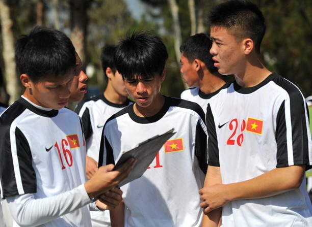 Dai su Anh tai Viet Nam gui thu dong vien U19 Viet Nam hinh anh