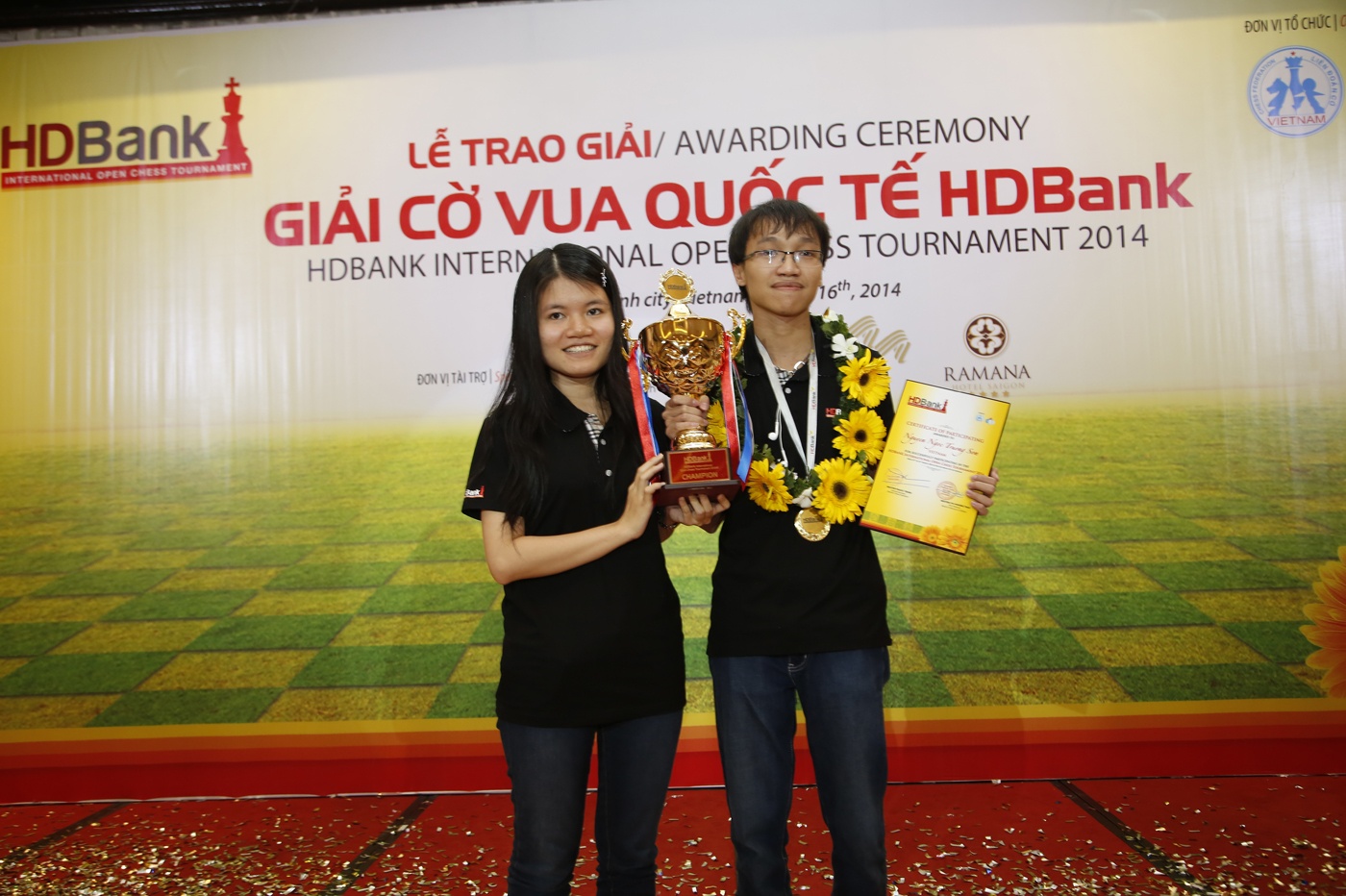 Truong Son mung chuc vo dich ben ban gai hinh anh