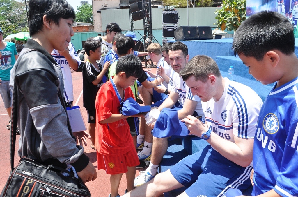 5 HLV Chelsea den Viet Nam tuyen sinh tai nang nhi hinh anh