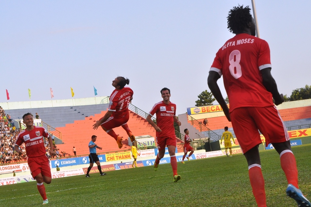 Sao B.Binh Duong nhay santo mung chien thang 5 sao hinh anh