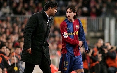 U19 Viet Nam gap doi bong cua HLV Frank Rijkaard hinh anh