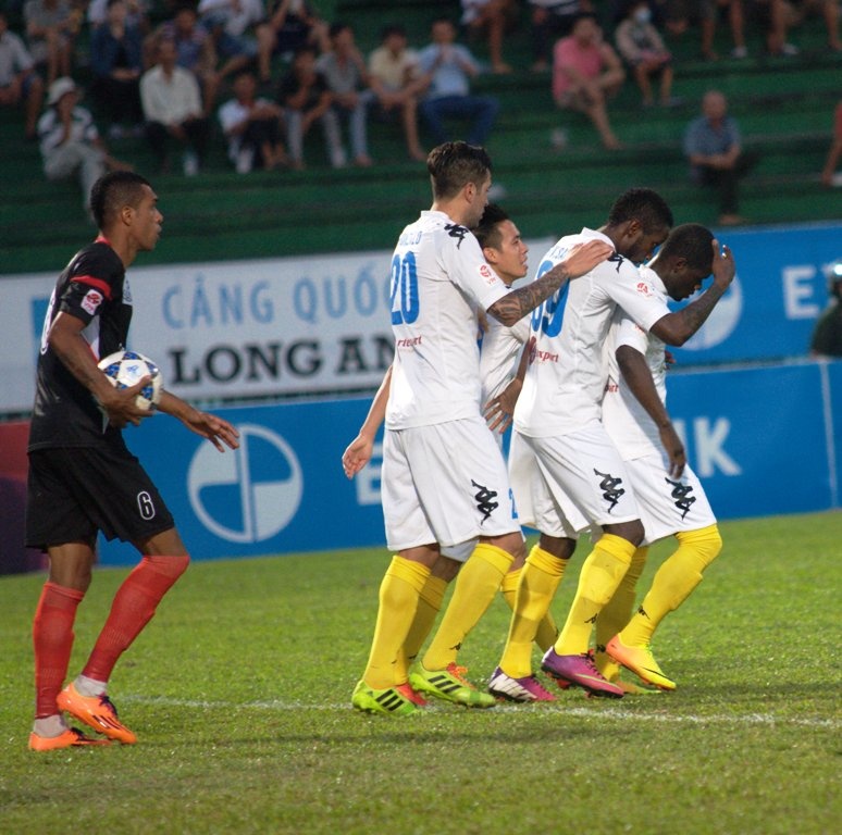 DTLA tham bai 1-6 truoc Ha Noi T&T hinh anh