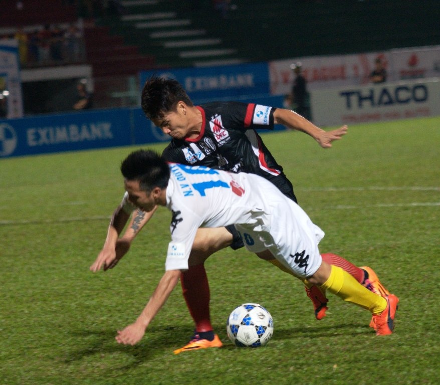 ĐTLA buộc phải đưa Quang Thanh, vốn sở trường đá hậu vệ phải vào đá cặp trung  vệ với Junior nhưng vẫn không ăn thua.