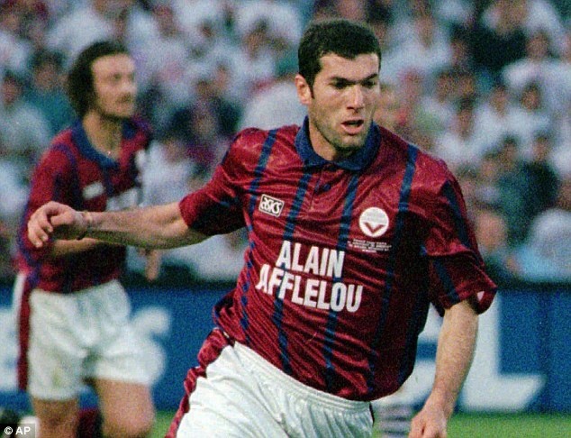 Zidane vào năm 1995 vẫn là cầu thủ ít tiếng tăm. Ảnh: AP.