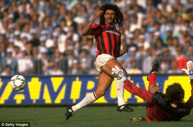 Gullit cùng Rijkaard và Van Basten tạo nên bộ ba tấn công hủy diệt của AC Milan cuối những năm 80 thế kỷ 20.