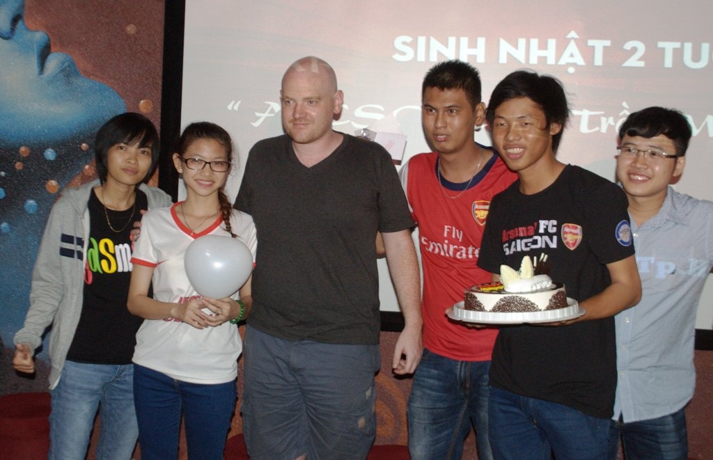 Peter Anderson là vị khách đặc biệt của AFCSG. Trước khi đến Việt Nam anh nhận được tin mẹ qua đời nhưng vẫn dồn tâm sức vì những hoạt động từ thiện. Anh cũng cho biết các CĐV Arsenal tại TP.HCM thật sự rất cuồng nhiệt.