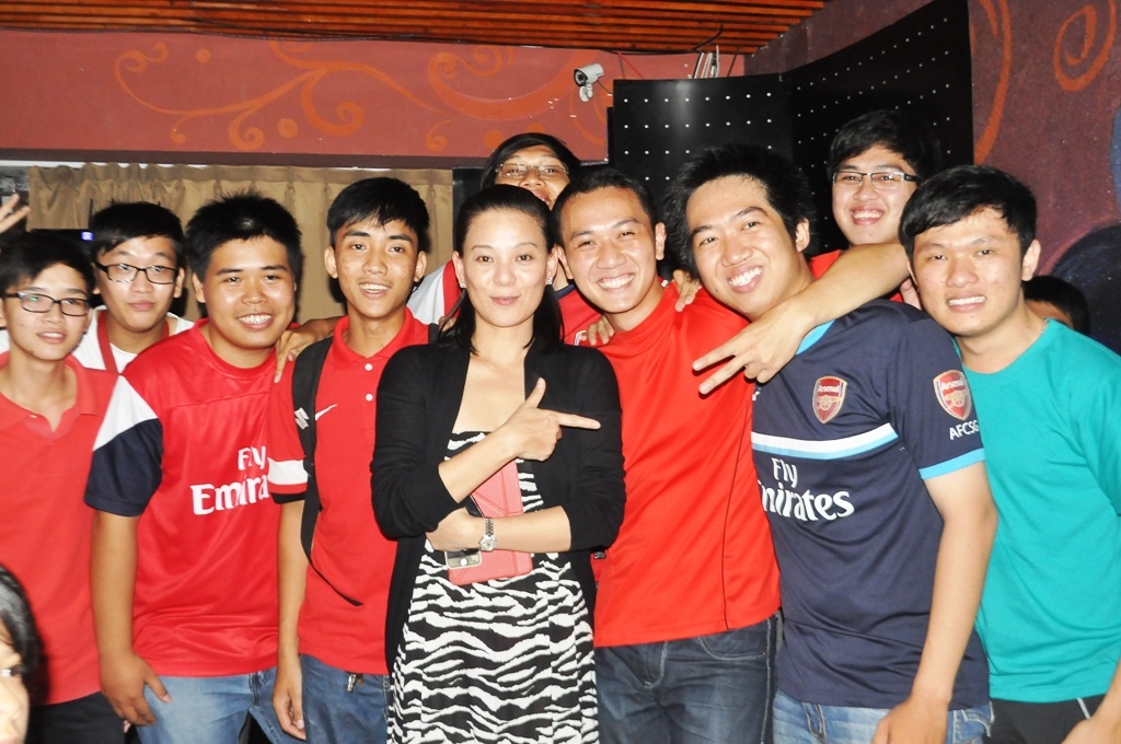 Ban quản trị (BQT) của AFCSG chọn quán La Rose của cựu người mẫu, diễn viên Huỳnh Trang Nhi làm địa điểm tổ chức sinh nhật. Đây cũng là nơi AFCSG hay tổ chức offline xem những trận đấu lớn.