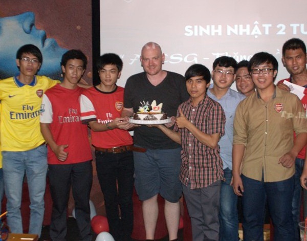 Fan cuong tu Anh don sinh nhat cung CDV Arsenal Sai Gon hinh anh