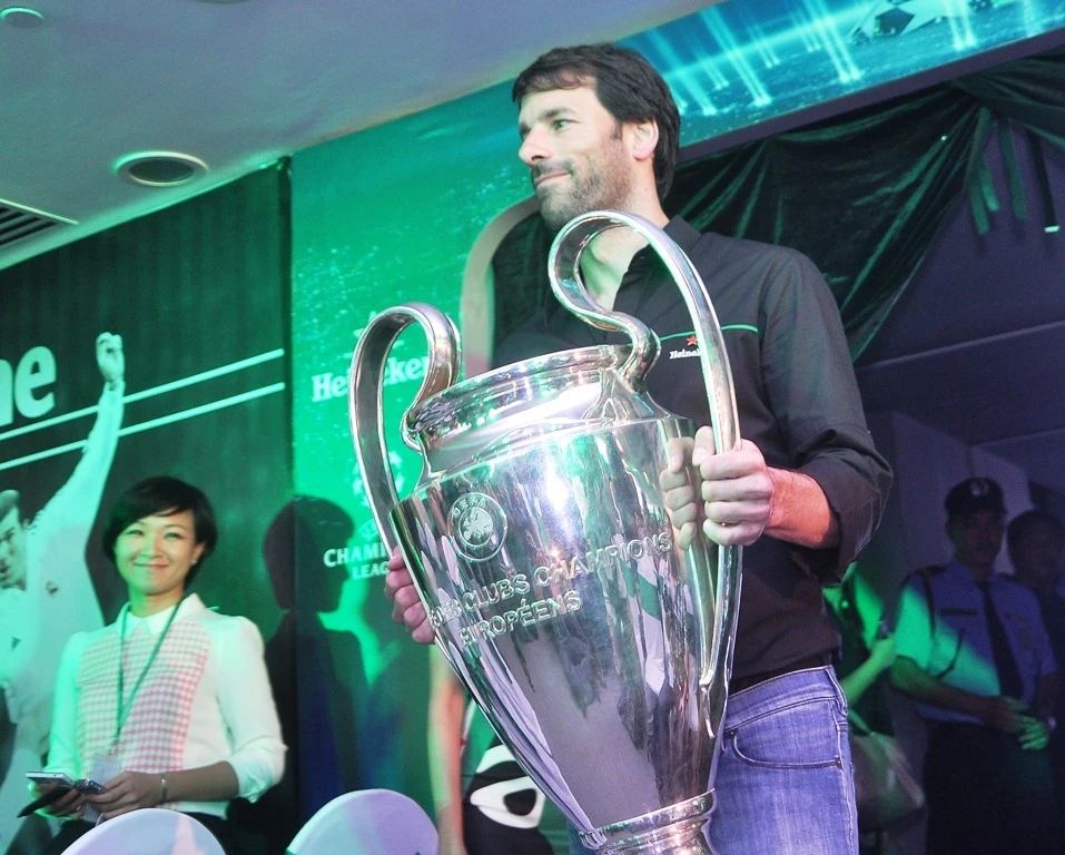Van Nistelrooy mang Cup Champions League đến phòng họp báo.