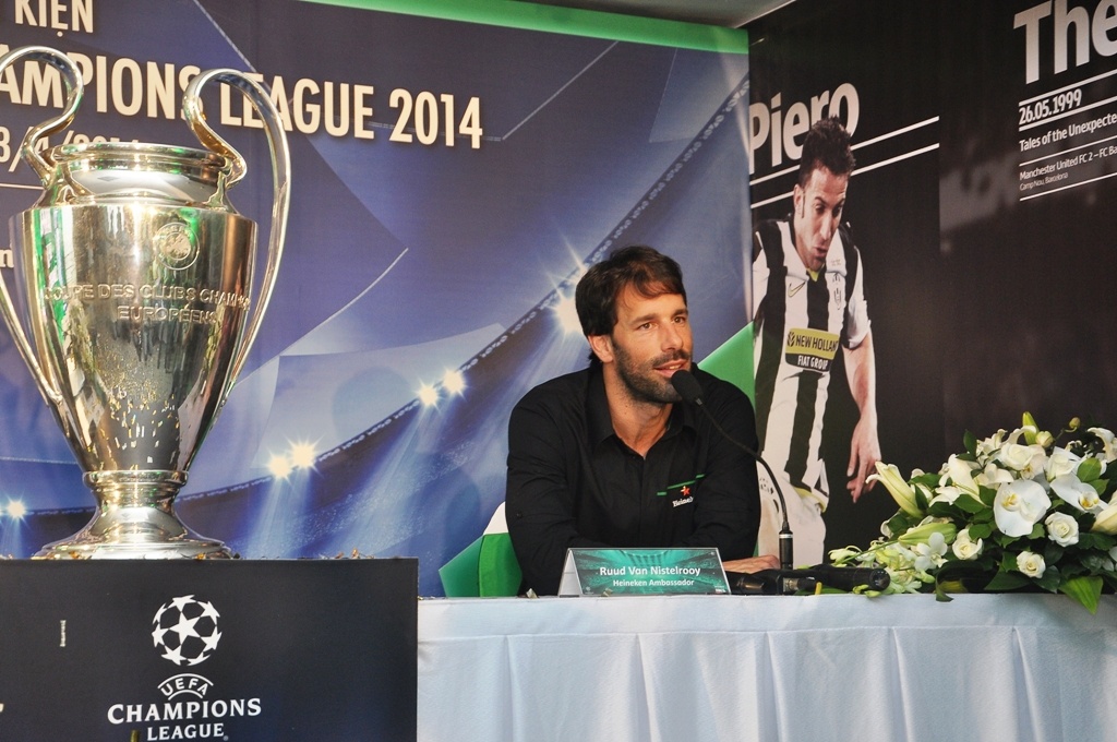 Van Nistelrooy phu nhan duoc bau Hien lien he nam 2009 hinh anh