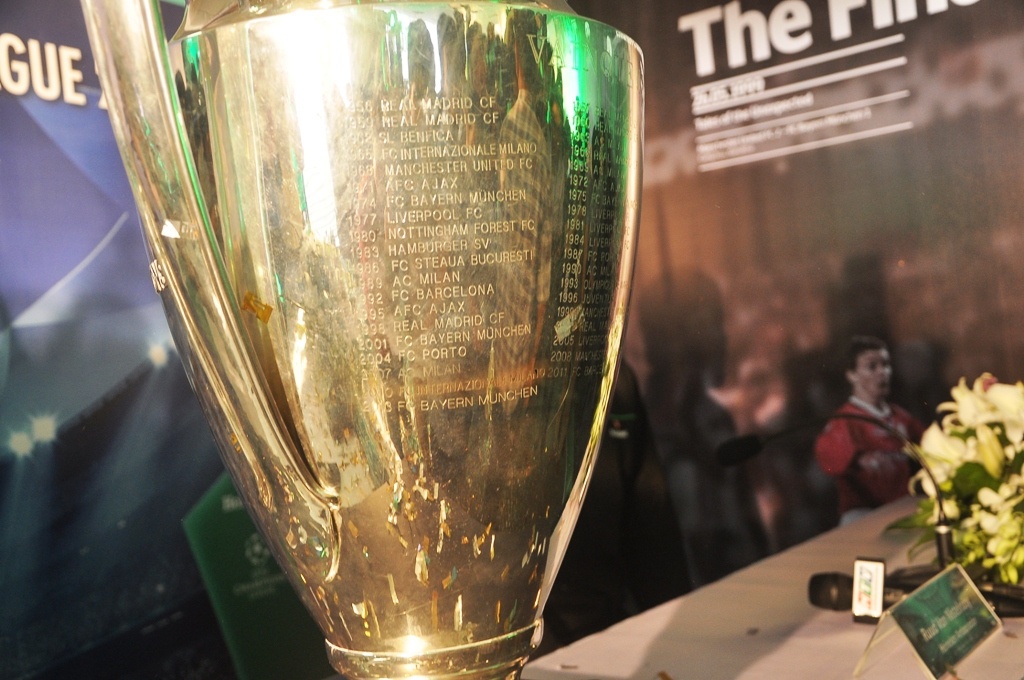 Can canh chiec Cup Champions League tai Viet Nam hinh anh