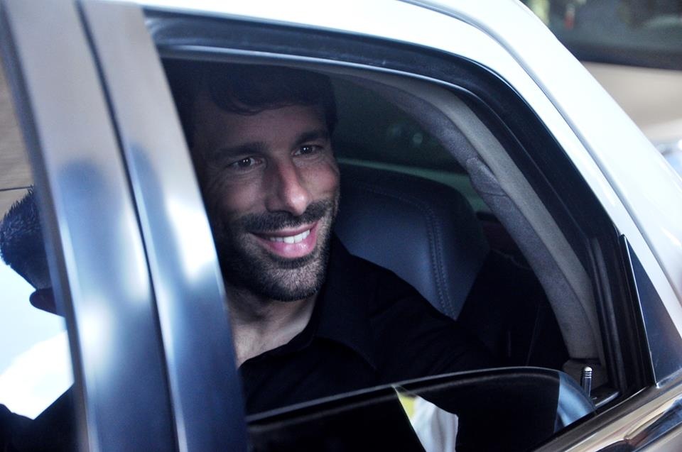 Xe limousine dua don Van Nistelrooy o Sai Gon hinh anh