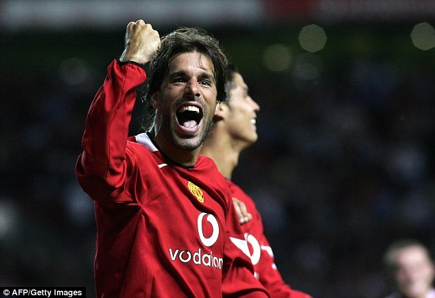 Van Nistelrooy dua Cup Champions League sang VN hinh anh