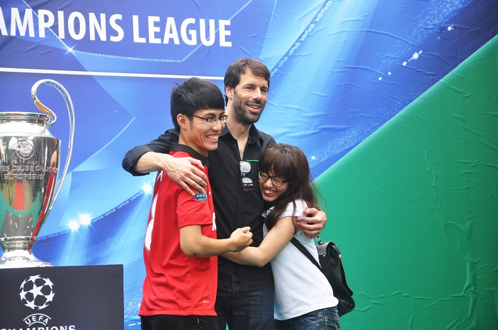 Van Nistelrooy lam pho nhay, om fan M.U tham thiet hinh anh