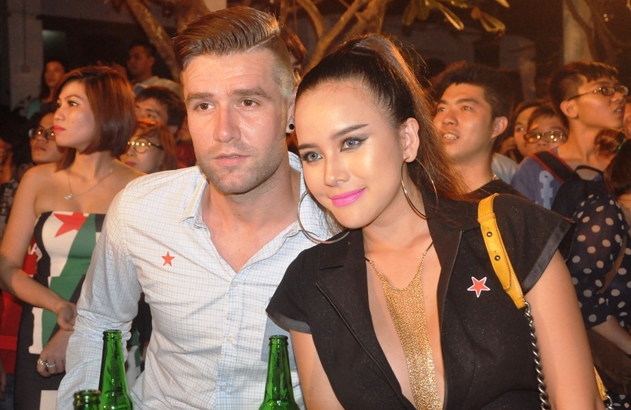 DJ Myno ho bao trong buoi giao luu Van Nistelrooy, Pires hinh anh