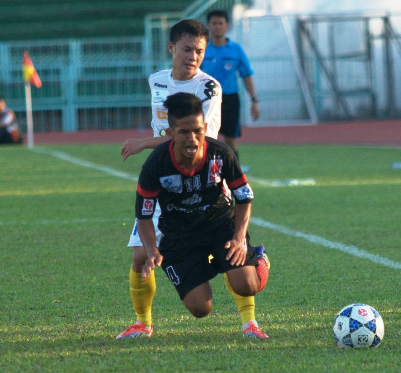 Cau thu DTLA lech xuong vai, nghi het mua hinh anh