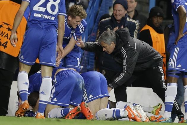 Jose Mourinho như phát cuồng chia vui cùng các cầu thủ sau khi Demba Ba ghi bàn nâng tỷ số lên 2-0.