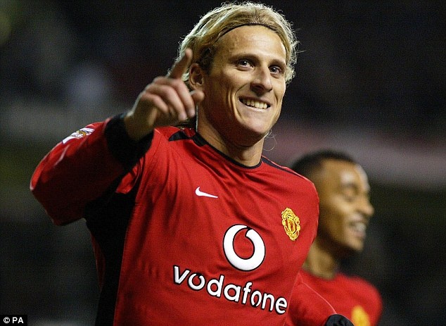 Diego Forlan từng có 3 năm thi đấu cho M.U với 10 bàn thắng trong 63 trận đấu. Ảnh: PA.