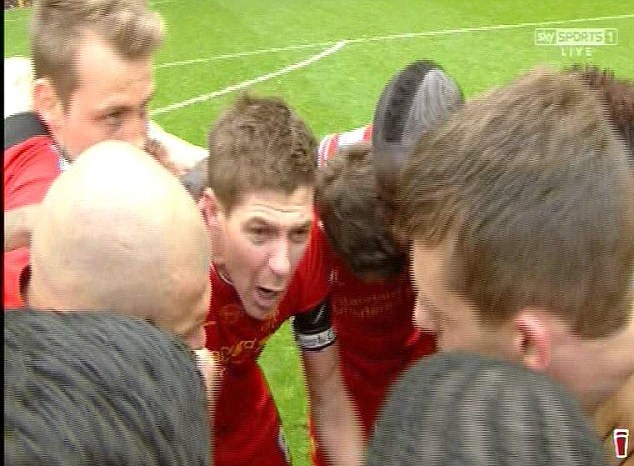 Gerrard vua khoc vua noi gi voi cac dong doi? hinh anh