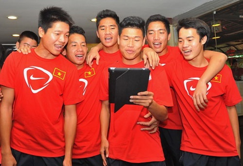 U19 Viet Nam ngo nghinh hat ‘Anh khong doi qua’ hinh anh