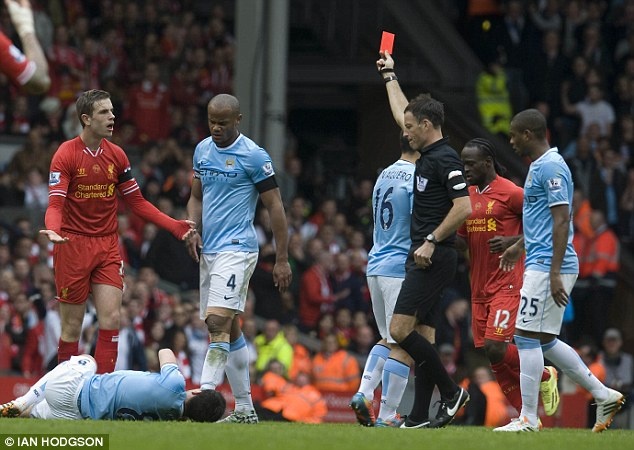 Henderson bị đuổi khỏi sân sau pha vào bóng thô bạo quá mức đối với Samir Nasri.