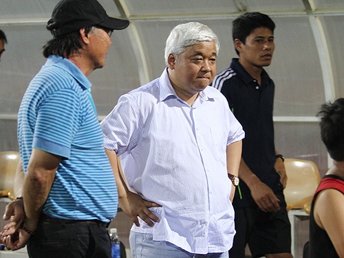 Không chỉ bỏ tiền đầu tư vào bóng đá, bầu Kiên còn không ít lần xuống khu kỹ thuật của đội nhà chỉ bảo các cầu thủ chẳng khác gì 1 HLV.