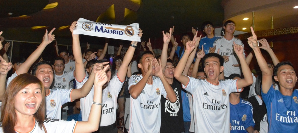 Fan Real Madrid tai TP.HCM mung chien thang ngay trong dem hinh anh