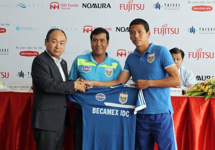 B. Binh Duong do suc cung sao bong da Nhat Ban hinh anh