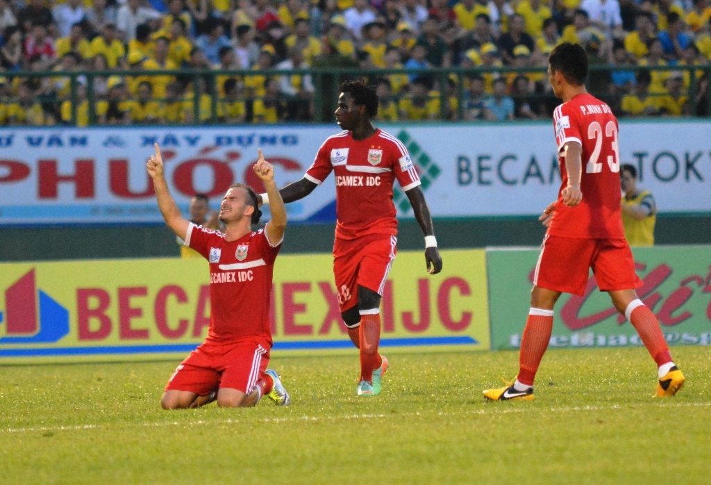 Huỳnh Kesley mừng bàn thắng cho B.Bình Dương.