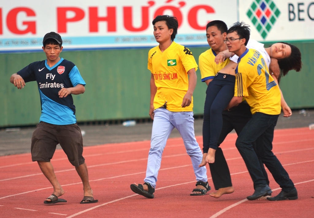 Fan nu Song Lam Nghe An ngat xiu tren san Binh Duong hinh anh