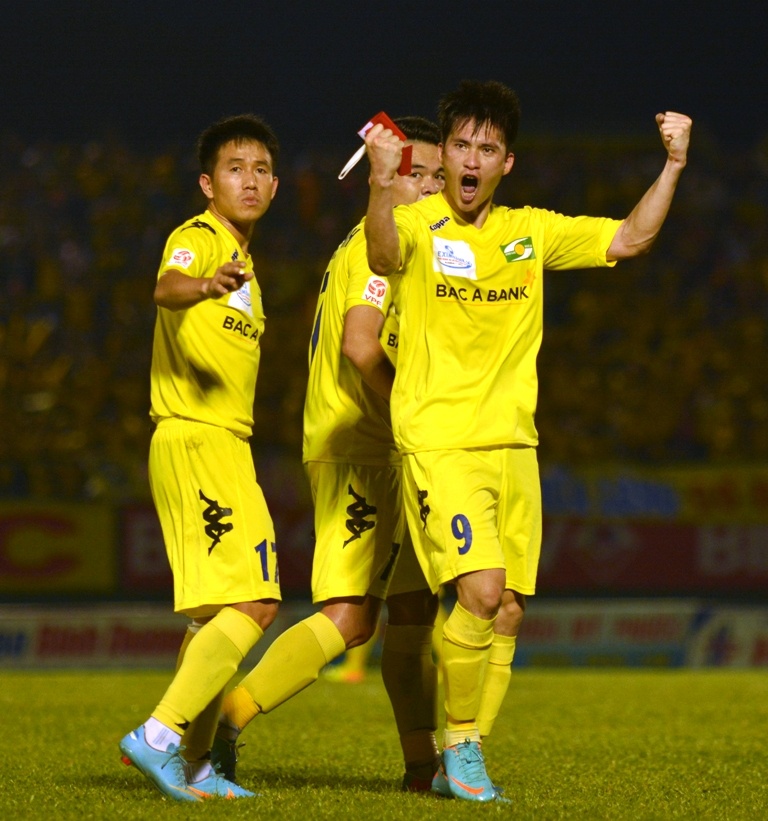 Cong Vinh coi bang doi truong mung ban thang vang hinh anh