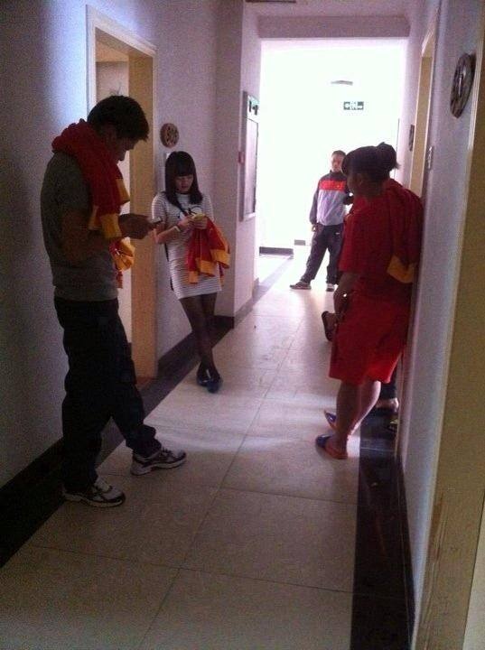 Các cầu thủ phải tranh thủ ra hành lang bắt wifi để lên internet liên lạc, trao đổi thông tin với người thân ở quê nhà. Ảnh: Fanpage Bóng đá nữ.