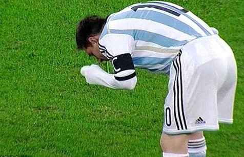 Messi non oe trong duong ham hinh anh