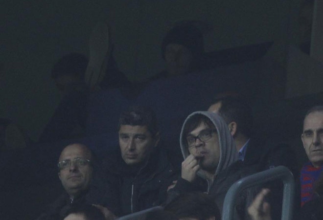 Lần cuối cùng Vilanova xuất hiện công khai trước công chúng. Ông ngồi trên tầng 2 sân Nou Camp, đầu trùm kín mũ.