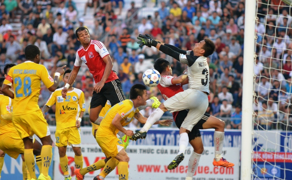 Doi thang dam nhat tai V.League bat ngo nga ngua hinh anh
